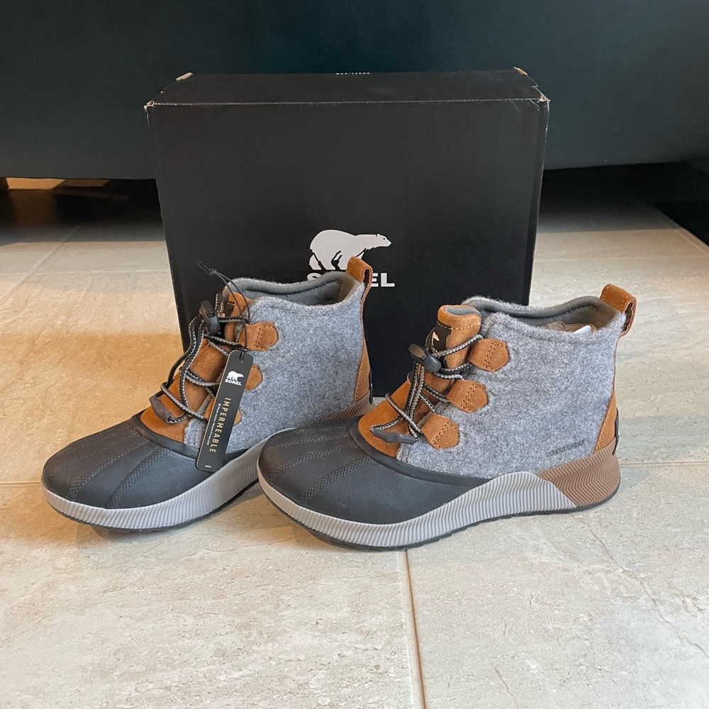 Brand New Out N About Sorels, Youth Size 7